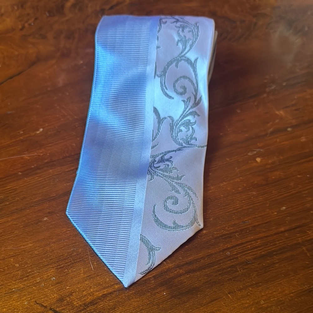 Elegant Blue Silk Tie with Subtle Design